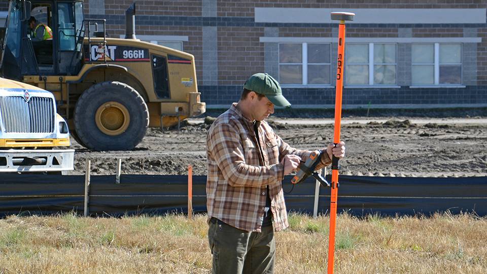 Worker using Geode and Mesa to map Utilities using Uinta Software